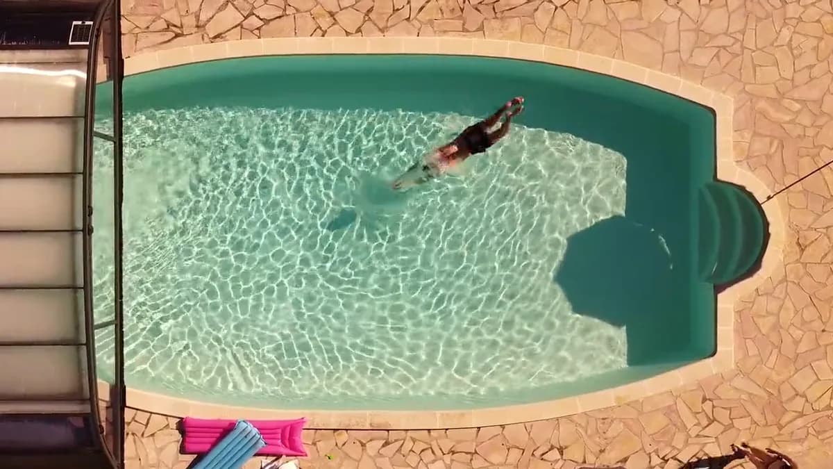 Image extraite de la vidéo de fond du hero sur la page d'accueil, ambiance bord de mer.